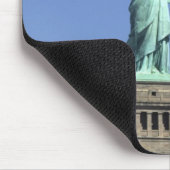Die Schönheit des berühmten Freiheitsstatuen an Mousepad (Ecke)