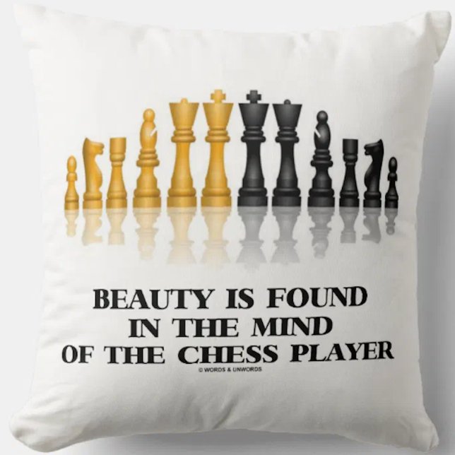 Die Schönheit des Schachspielers Kissen (Showcase your wry chess player side with this chess saying throw pillow)