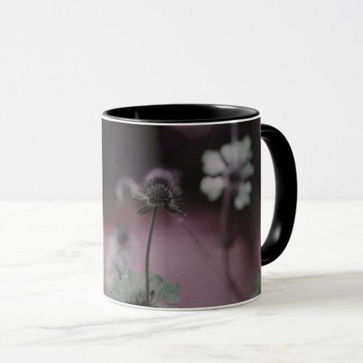 Die Schönheit einer Blume mit Pinseln Tasse (VorderseiteRechts)