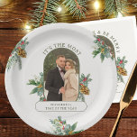 Die schönste Zeit des Fotos Weihnachten Pappteller<br><div class="desc">Moderne Teller mit Ihrem individuellen Foto, mit Buchstaben versehen, ist die schönste Zeit des Jahres. Ihre Fotos sind gerahmt mit Wintergrün, Heiligen und Kiefern. Es wird in 16:9-Porträtformat angezeigt und die Fotoplatte wird automatisch in einer pilzförmigen, abgerundeten Lozengenform angezeigt. Weitere Designs und Geschenkideen finden Sie in meiner Kollektion Rounded Lozenge...</div>