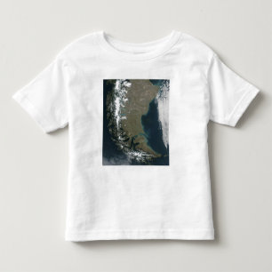 Die schroffen, Schnee-mit einer Kappe bedeckten Kleinkind T-shirt