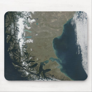 Die schroffen, Schnee-mit einer Kappe bedeckten Mousepad