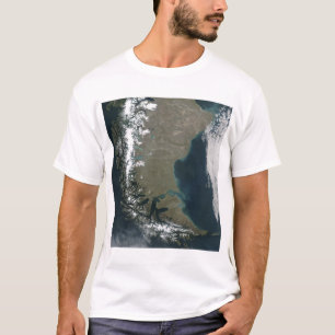 Die schroffen, Schnee-mit einer Kappe bedeckten T-Shirt