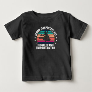Die Schule ist wichtig, aber Ballett ist wichtig Baby T-shirt