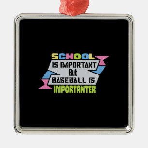 Die Schule ist wichtig, aber Baseball ist wichtig Ornament Aus Metall