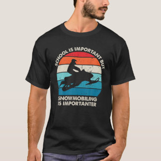 Die Schule ist wichtig, aber das Schneemobil ist w T-Shirt