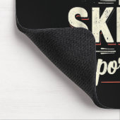 Die Schule ist wichtig, aber das Skifahren ist wic Mousepad (Ecke)