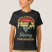 Die Schule ist wichtig, aber das Skifahren ist wic T-Shirt (Vorderseite)
