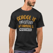 Die Schule ist wichtig, aber die Landwirtschaft is T-Shirt (Vorderseite)