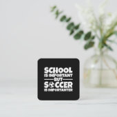 Die Schule ist wichtig, aber Fußball ist wichtig f Quadratische Visitenkarte (Stehend Vorderseite)
