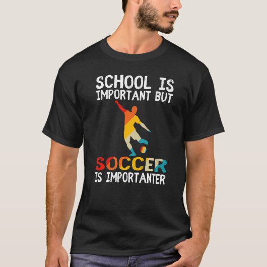 Die Schule ist wichtig, aber Fußball ist wichtig f T-Shirt (Vorderseite)