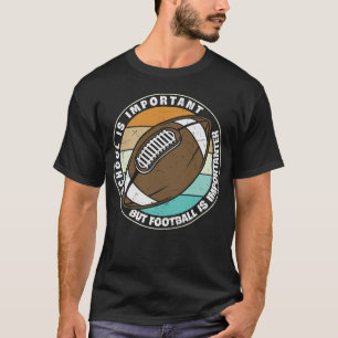 Die Schule ist wichtig, aber Fußball ist wichtig T-Shirt