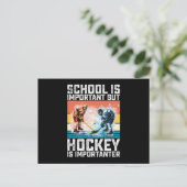 Die Schule ist wichtig, aber Hockey ist wichtig Postkarte (Stehend Vorderseite)