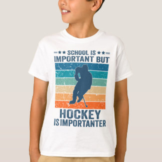 Die Schule ist wichtig, aber Hockey ist wichtig T-Shirt