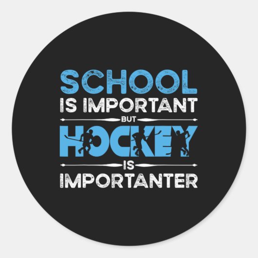 Die Schule ist wichtig, aber Hockey ist wichtiger Runder Aufkleber (Vorderseite)
