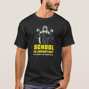 Die Schule ist wichtig, aber Muskeln sind wichtig T-Shirt