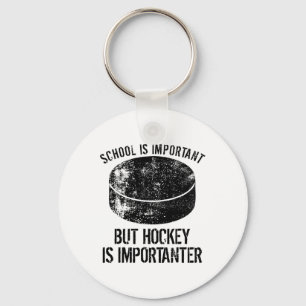 Die Schule ist wichtig, Hockey ist aber wichtig 3 Schlüsselanhänger