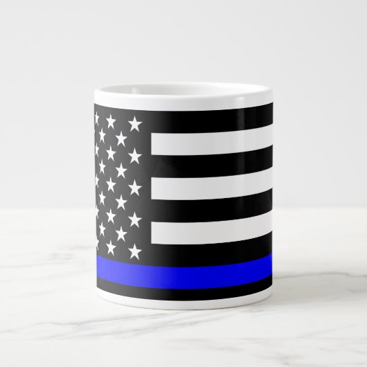 Die Schwarz-Weiß-Flagge der Thin Blue Line Jumbo-Tasse (Vorderseite)