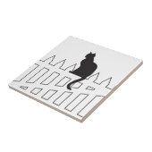 Die schwarze Katze, die auf weißem Pfosten-Zaun Fliese (Seite)
