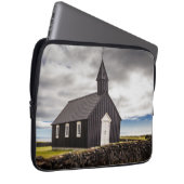 Die Schwarze Kirche Budir, Island Laptopschutzhülle (Vorne Rechts)