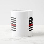Die schwarze und weiße US-Flagge der dünnen roten Jumbo-Tasse (Vorderseite)