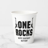 Die schwarzen und weißen Rocks des Jungen 1. Gebur Pappbecher (Rückseite)