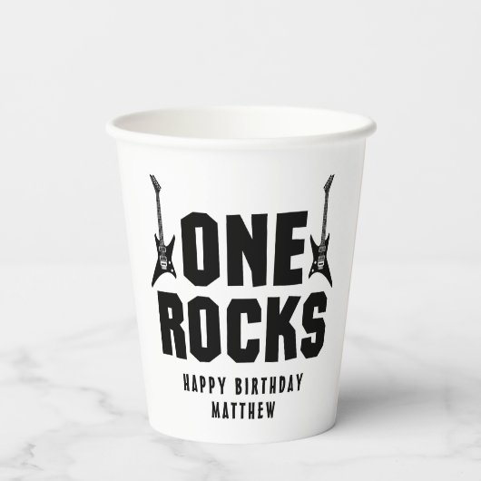 Die schwarzen und weißen Rocks des Jungen 1. Gebur Pappbecher (Rückseite)