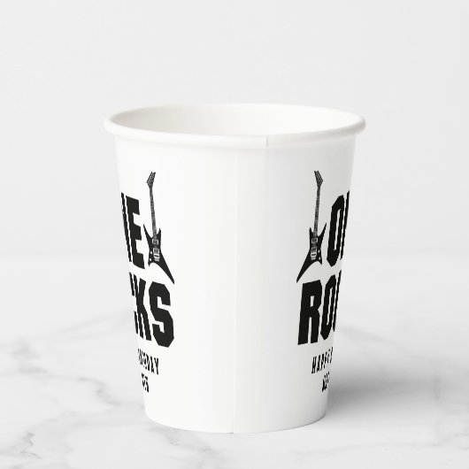 Die schwarzen und weißen Rocks des Jungen 1. Gebur Pappbecher (Rechts)