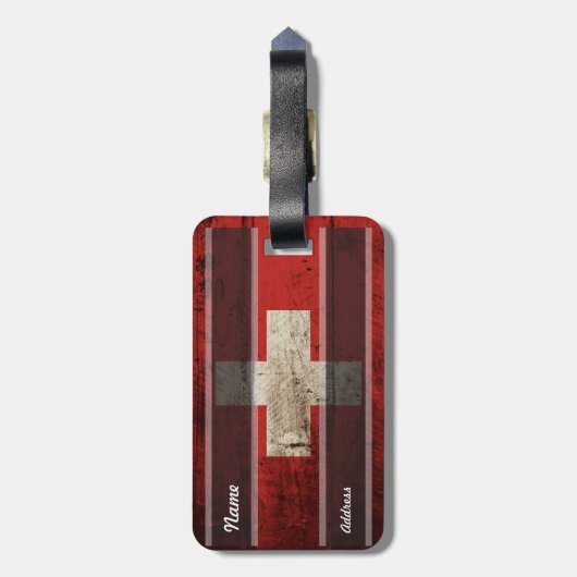 Die Schweiz-Flagge auf altem hölzernem Korn Gepäckanhänger (Rückseite vertikal)