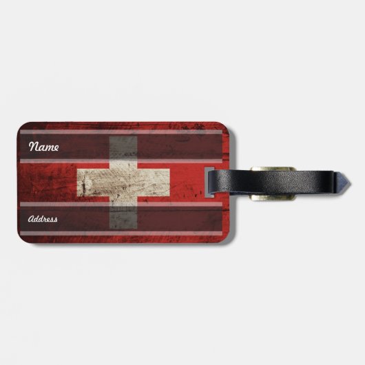 Die Schweiz-Flagge auf altem hölzernem Korn Gepäckanhänger (Rückseite horizontal)