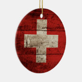 Die Schweiz-Flagge auf altem hölzernem Korn Keramikornament (Rechts)