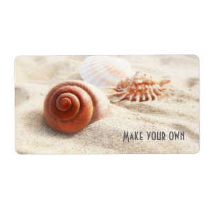 Die Seashells auf dem nahen hohen des Sandes