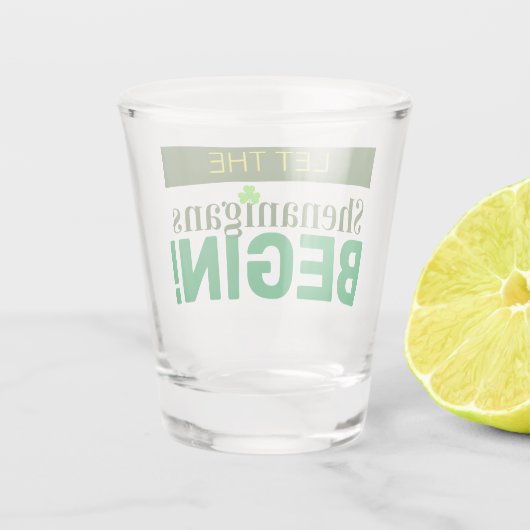 Die Shenanigans ließ mit Schießglas an Schnapsglas (Rückseite)