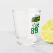 Die Shenanigans ließ mit Schießglas an Schnapsglas (Links)