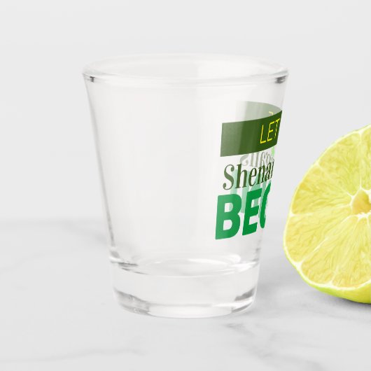 Die Shenanigans ließ mit Schießglas an Schnapsglas (Links)