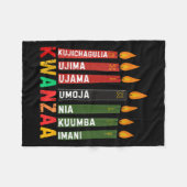 Die sieben Prinzipien von Kwanzaa Kinara Happy Kwa Fleecedecke (Vorderseite (Horizontal))