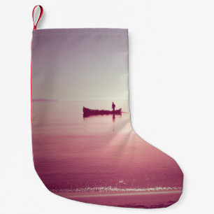 Die Silhouette der Fischer mit dem Schiff im Meer Kleiner Weihnachtsstrumpf