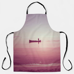 Die Silhouette der Fischer mit dem Schiff im Meer Schürze