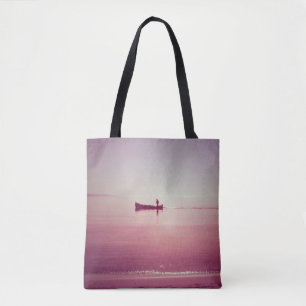 Die Silhouette der Fischer mit dem Schiff im Meer  Tasche