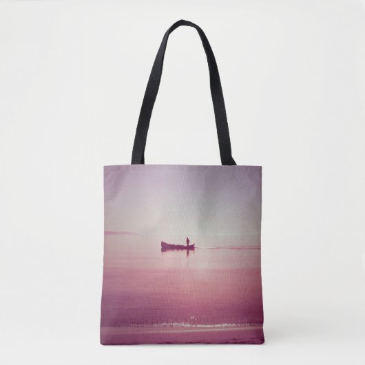 Die Silhouette der Fischer mit dem Schiff im Meer  Tasche (Vorderseite)