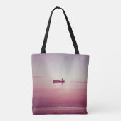 Die Silhouette der Fischer mit dem Schiff im Meer  Tasche (Rückseite)