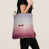 Die Silhouette der Fischer mit dem Schiff im Meer  Tasche (Von Nahem)