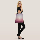 Die Silhouette der Fischer mit dem Schiff im Meer  Tasche (Am Model)