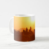 Die Silhouette des Fahrers als Kostüm w Kaffeetasse (Vorderseite Links)