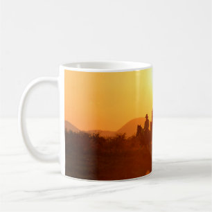 Die Silhouette des Fahrers als Kostüm w Kaffeetasse