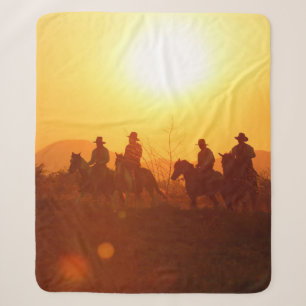 Die Silhouette eines Reiters in Cowboy-Outfit-Kost Sherpadecke
