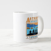 Die Silhouetten der Goonies über Astoria Goondocks Jumbo-Tasse (Vorderseite Rechts)