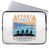Die Silhouetten der Goonies über Astoria Goondocks Laptopschutzhülle (Vorderseite)