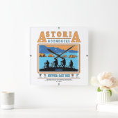 Die Silhouetten der Goonies über Astoria Goondocks Quadratische Wanduhr (Zuhause)