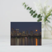 Die Skyline von Boston und ein Vollmond im Septemb Postkarte (Stehend Vorderseite)